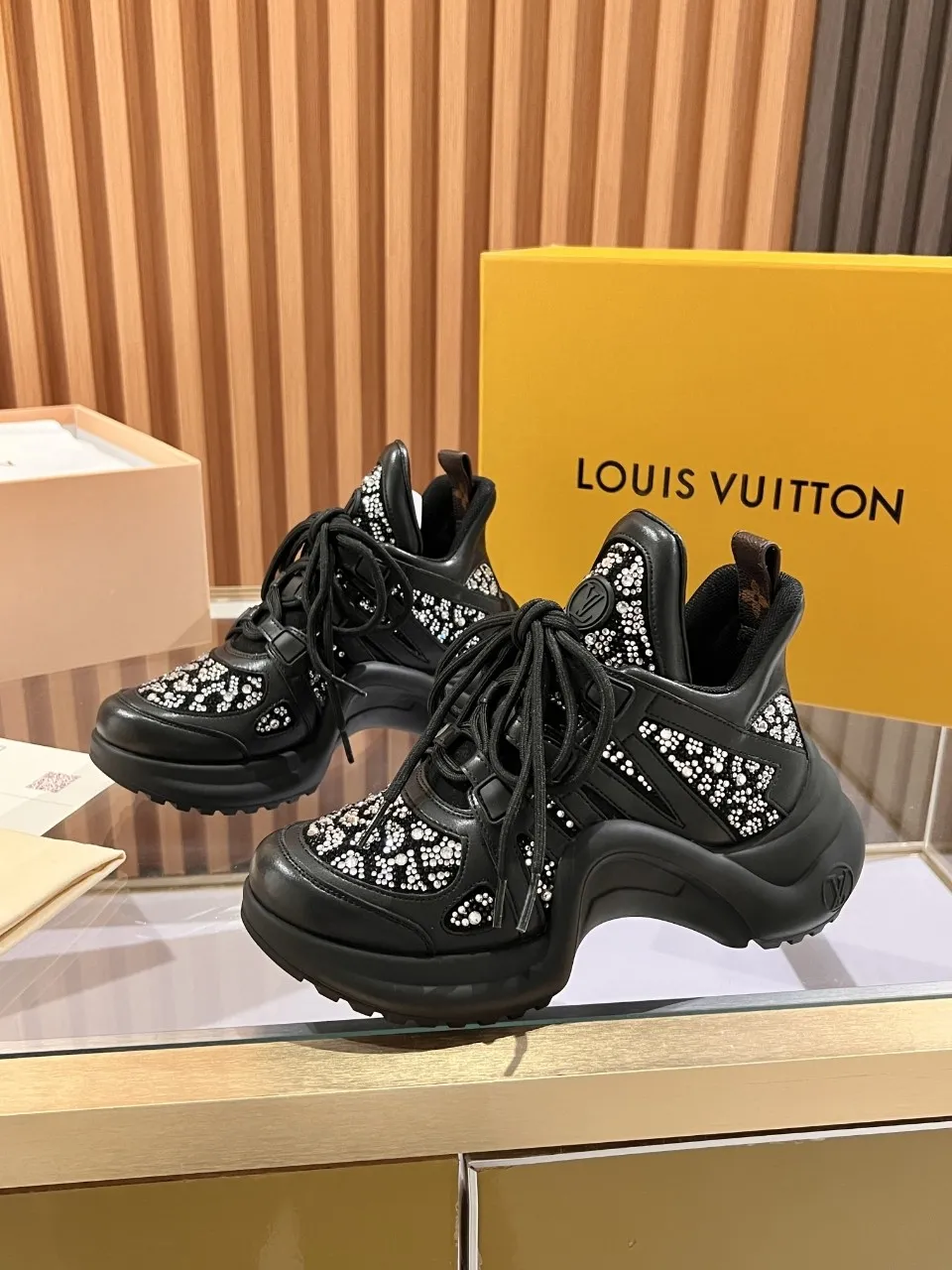 👟👟Ex-factory price 800👟👟 2025 new LV fancy black and white diamond model, high-end and elegant, showing long legs, casual sports dad shoes with heel height of about 5.5cm, 35-41